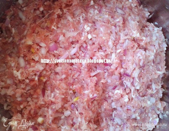 Смешать лук с фаршем, посолить. Помять фарш, добавить молоко и еще раз хорошо перемешать. При необходимости еще посолить, поперчить.