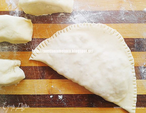 Тесто разделить на равные части. Из каждой части раскатать тонкую лепешку 1 мм толщиной. Размер лепешки зависит от того какие Вы желаете приготовить чебуреки. У получились примерно 20 см  в диаметре, т.е. достаточно большие. На лепешку выложить равномерным слоем фарш и сложить ее пополам. Специальным ножом, а всего удобнее ножом для пиццы прокатать по краю. Проверить, чтобы не было щелей. Если есть залепить. Жарим в раскаленном масле до темно-золотистого цвета с обеих сторон. Для жарки можно использовать глубокую сковороду, мне в ней удобнее, а также кастрюлю, казан.