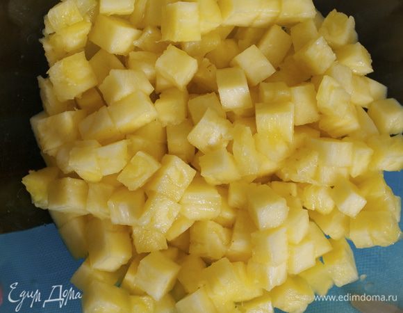 Тем временем подготовим  все для сальсы... Свежий ананас очистить и нарезать мелкими кубиками. 