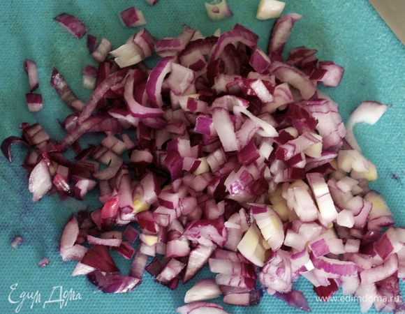 Также помельче нарезать красный лук. 
