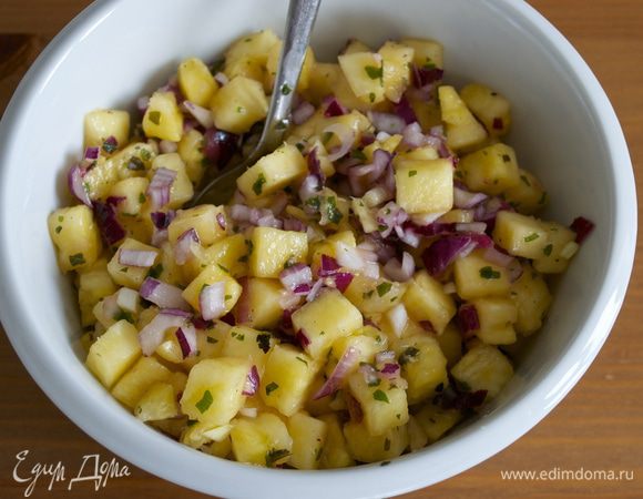 Перемешать, добавить 0.5 ч.л. цедры, немного сока лайма, соль, свежемолотый черный перец, мелко порубленные листики базилика, немного оливкового масла. Как следует все снова перемешать и убрать настаиваться в холодильник. (Вкус у только что приготовленной сальсы и у той, что постояла в холодильнике, ощутимо отличается!))))