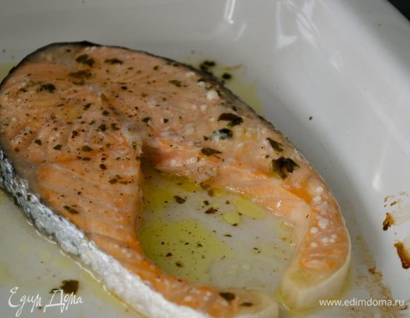 Рыбные стейки запечь в разогретой до 170 С духовке около 15 минут... Важно не пересушить!
