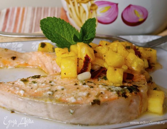 Готовую рыбу выложить на тарелки, рядом выложить сальсу и подавать! Приятного аппетита! ))) (пару раз заменяла базилик на мяту - тоже отлично получается!)