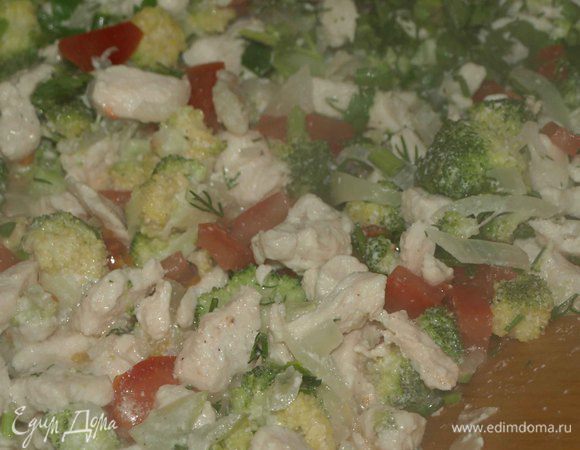 Отправляем в разогретую сковороду филе нарезанное кубиками, лук полукольцами и тушим 10 минут. Добавляем ложку сметаны и тушим 2 минуты.
Брокколи разбираем на соцветия (разобранных соцветий 250 гр), помидор режим кубиками, зелень мелко рубим.
Отправляем в сковороду овощи и зелень и тушим все вместе 5 минут. Отставляем и даем остыть.
