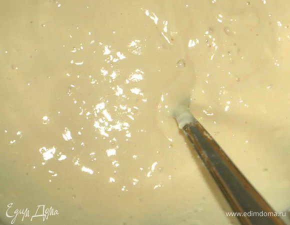 Яйца, йогурт, сметану соединяем и хорошо перемешиваем. Солим, добавляем разрыхлитель и нарезанное небольшими кубиками масло. Перемешиваем и добавляем просеянную муку. Тщательно перемешиваем. Тесто должно получиться, как на оладьи. 