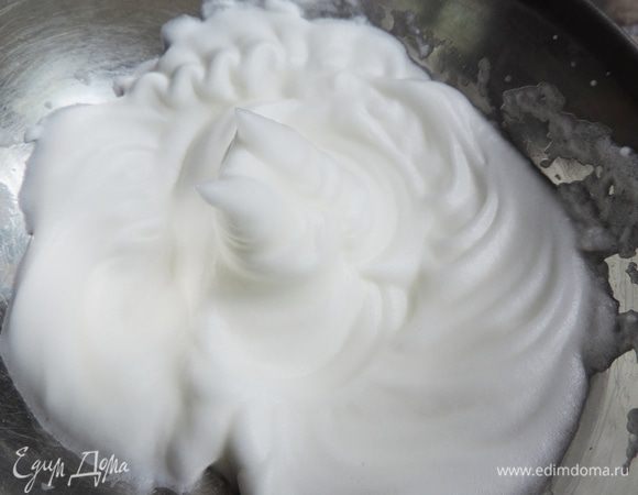 Пока остывает шоколад, белки взбиваем до устойчивых пиков. Проверочный тест: белки не должны выпадать из посудины, если ее перевернуть.