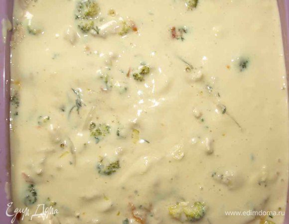 Закрываем начинку другой половиной теста и отправляем в заранее разогретую духовку до 180 градусов на 30-40 минут (зависит от вашей духовки). Готовность проверяем бамбуковой шпажкой.