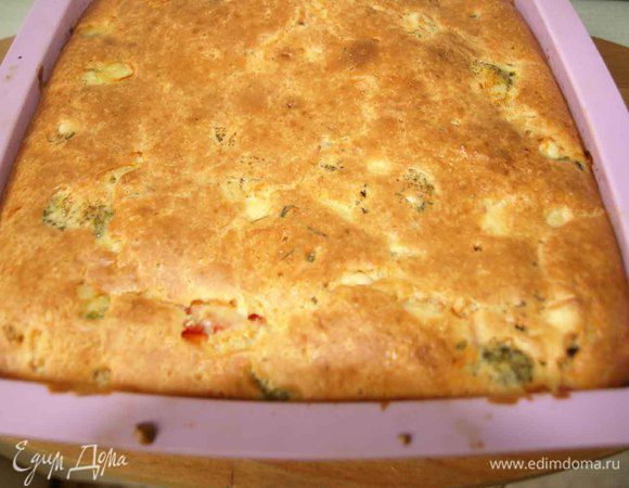 Когда пирог готов, подрумянился, то выключаем духовку ( я оставляю там пирог на 5-10 минут, чтоб не опал). Можно достать сразу.
