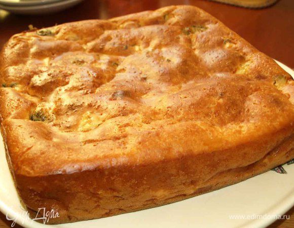 Достаем пирог, перекладываем на блюдо. Пирог вкусный в теплом и холодном виде.