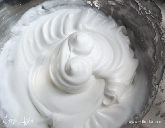 Не прекращая взбивания, в несколько приемов добавляем сахар. Взбиваем, пока не добавим весь сахар. Мы должны получить гладкую глянцевую массу с устойчивыми пиками.