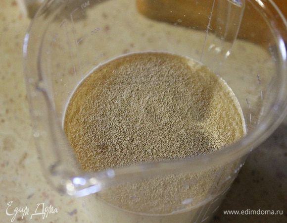 Сначала делаем опару, молоко смешать с водой и подогреть до теплого состояния. Добавить дрожжи, сахар и перемешать. Накрыть полотенцем и оставить на 20-30 минут.