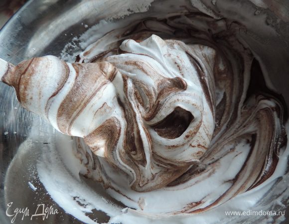 ... и перемешиваем до получения однородной массы. Лопаткой делаем движения сверху вниз, от краев к центру.