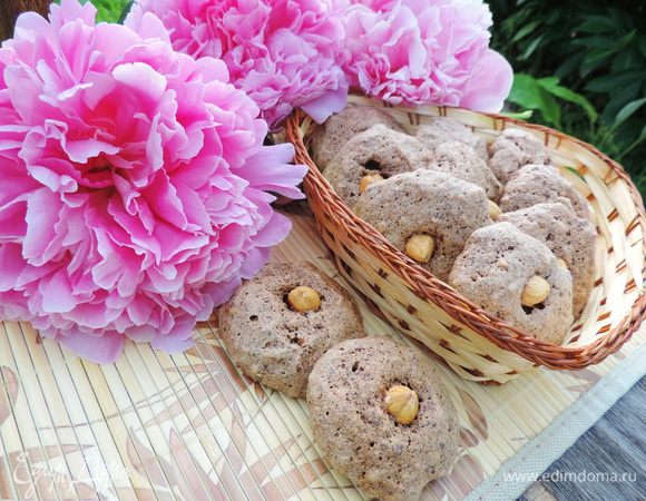 Сушим наши печеньки в разогретой до 130-140 градусов духовке примерно час. Ориентируйтесь на свою духовку. Готовые печенья полностью сухие и очень легко отделяются от пергамента. Если вы приподнимаете печеньку, а она липнет к бумаге, то надо еще немного подсушить нашу выпечку. Готовому печенью даем остыть в духовке со слегка приоткрытой дверцей.