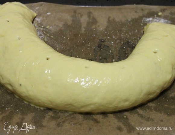 Свернуть рулетом, защипать края. Противень застелить пергаментом, смазать 2 ст.л. растительного масла. Уложить рулет швом вниз. Оставить на расстойку, на 20 минут. Верх рулета смазать яйцом, и сверху сделать несколько дырочек ножом. Выпекать в заранее разогретой до 190 градусов духовке, 30-40 минут. 