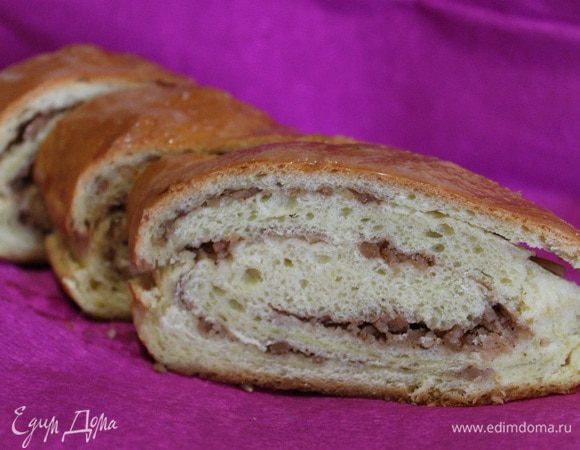 Достать рулет из духовки и накрыть его чистым сухим полотенцем на 15 минут. Для глазури смешать все ингредиенты и нанести на рулет. Приятного аппетита!