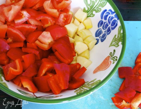 Подготовить все для супа. Помидоры ошпарить кипятком и очистить от кожуры. Нарезать кубиками (я удалила также и семена). Одно небольшое яблоко (или половину крупного) очистить от кожуры и тоже нарезать. Очистить от семян перцы. Нарезать.