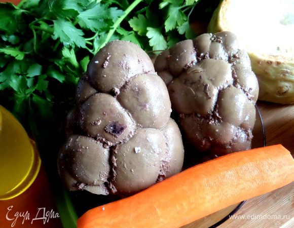 Почки замочить на пару часов,слить воду, варить долго, сливая воду 2 раза, на третий залив чистой воды варить с солью до готовности. Они сильно увариваются и чистый вес составил 300 г.