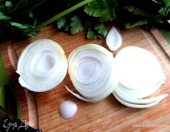 Взять среднюю луковицу или половинку большой.