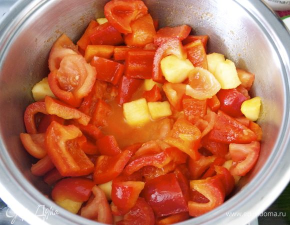 В кастрюльку добавить оливоковое масло и выложить все овощи. Слегка обжарить на несильном огне минуты 3, время от времени помешивая, пока овощи не дадут немного жидкости. Добавить один половник овощного бульона (или воды), посолить и поперчить по вкусу и варить овощи до готовности (минут 15). В принципе, чем мельче нарезаны овощи, тем быстрее они приготовятся, т.ч. ориентируйтесь самостоятельно. Готовые овощи разбить погружным блендером до однородной консистенции и дать супу остыть. (Я чаще взбиваю такие супы-пюре в стационарном блендере, чтобы регулировать нужную мне консистенцию супа. Просто мне не нравятся очень жидкие супы-пюре, поэтому я перекладываю овощи в блендер, тщательно взбиваю, и уже при необходимости добавляю немного жидкости из кастрюли.)