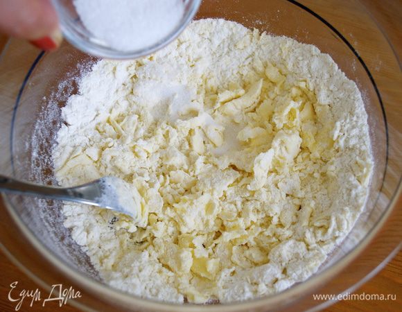 Отдельно приготовить ароматную крошку. В миску положить муку, добавить слегка размягченное сливочное масло и перетереть все в крошку (пальцами или с помощью вилки). Добавить сахар. И снова растереть.
