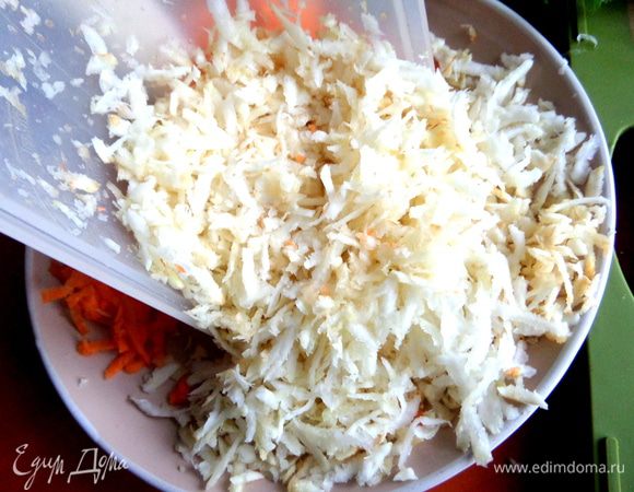 Приличный кусок сельдерея (200 г) крупно натереть.