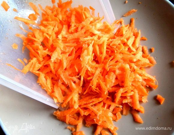 Морковь тоже крупно натереть.