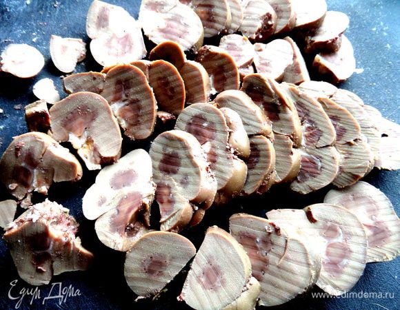 С почек убрать жилки и лишний жир и нарезать на кружки.