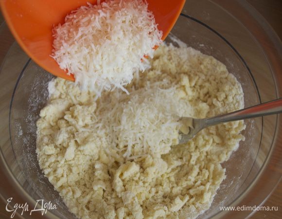 Добавить тертый сыр пармезан.