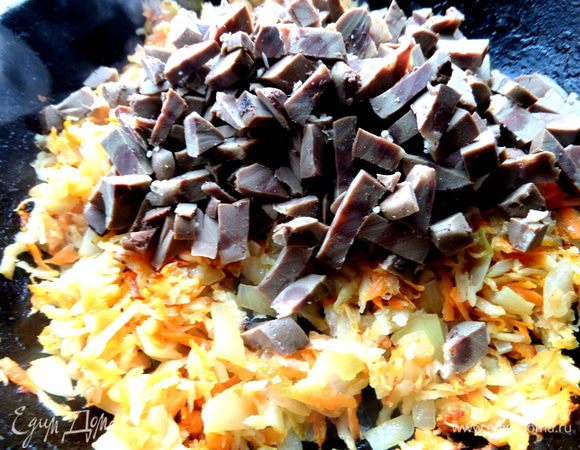 Добавить кусочки к кореньям в сковороду.