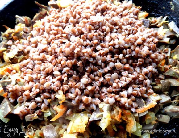 Высыпать 400 г в готовом виде в сковороду.