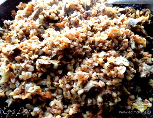 Перемешать, прогреть всё вместе, снять с огня. Можно подержать под крышкой.