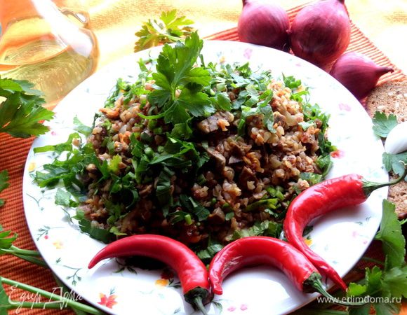 Посыпать зеленью сверху на блюдо.