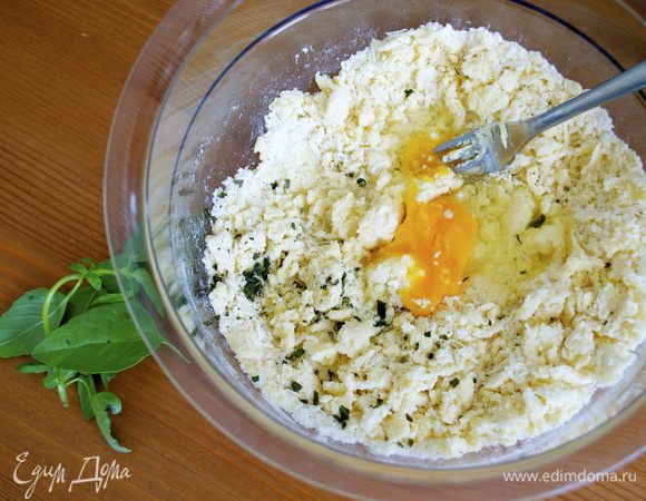 Добавить мелко нарезанный базилик и одно небольшое яйцо (от крупного яйца — половину).