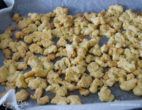 После запечь в разогретой до 150°C духовке около 15–20 минут до золотистого цвета. (Эту хлебную крошку рекомендую вам попробовать и как самостоятельный рецепт! Можно добавлять к летним салатам, супчикам, детям понравилась и сама по себе!