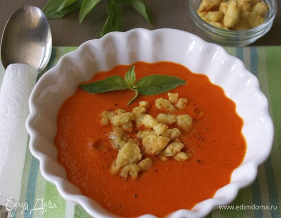 Разложить остывший крем-суп порционно, выложить горсть ароматной крошки, сбрызнуть оливковым маслом и подавать, украсив листиком базилика.