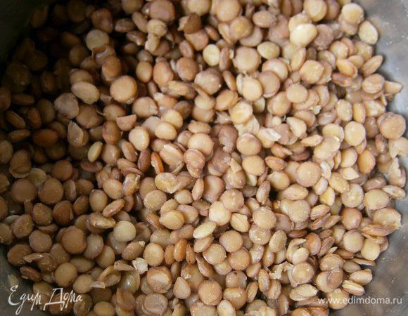 Чечевицу залить 0,5 л воды и отварить до готовности. Лишнюю жидкость слить.