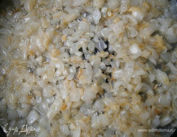 Лук и чеснок мелко нарезать. Имбирь очистить и натереть на тёрке ( всего понадобится 1 ч. л. тёртого имбиря).
Нарезанный лук слегка  обжарить на небольшом количестве растительного масла. Добавить чеснок и имбирь, перемешать.