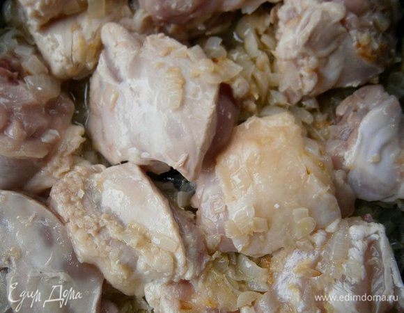 Добавить куски курицы (у меня был цыплёнок) и готовить, переодически помешивая 15 - 20 минут.