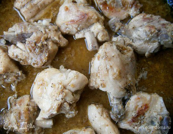 Затем добавить сок половины лимона, соль и специи. Влить 100 мл воды и тушить под крышкой ещё 5 минут.