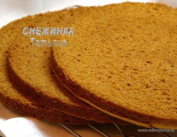 Далее я разрезала корж на 3 части.