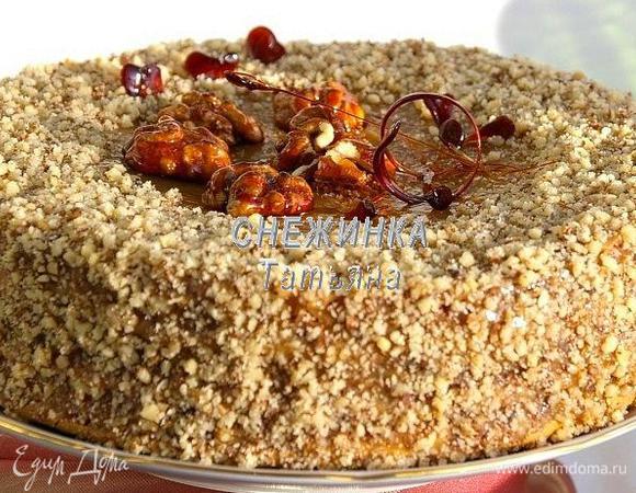Сверху посыпала измельчёнными орешками. Украсила. 
Лучше оставить на ночь пропитаться.