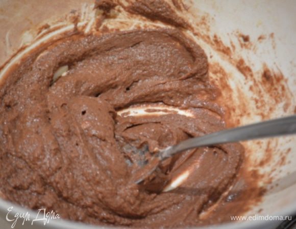 Растереть до однородности мягкое масло, желток, соль и пудру, эссенцию, какао и ром.