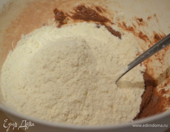 Добавить муку и замесить песочное тесто.