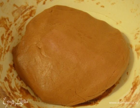 Тесто скатать в шар, оно нежное и мягкое на ощупь.