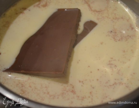 В ковшик налить сливки и поставить их на средний огонь нагреваться, добавить шоколад и растопить его в сливках до однородности.