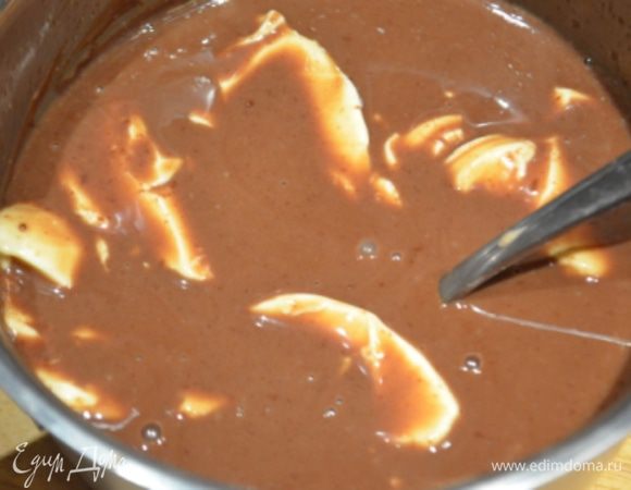 Добавить маскарпоне (или сливочное масло) и размешать до однородности.