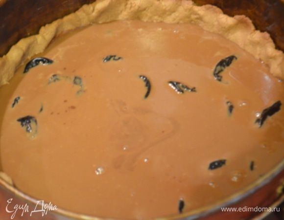 Тарт убрать в холодильник на 5–6 часов до полного застывания, ганаш станет плотным и не будет растекаться на тарелке.