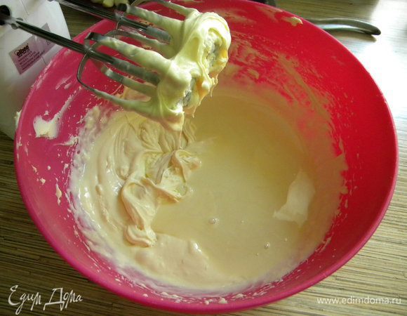 Взбиваем сливки со сгущенкой.