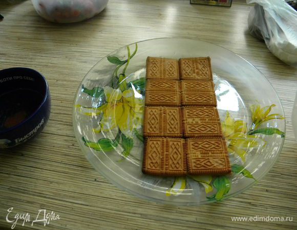 В горячую кипяченую воду окунаем печенье и кладем на блюдо.