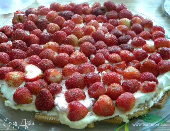 Потом зефир режем на половинки и раскладываем на зефир клубнику.